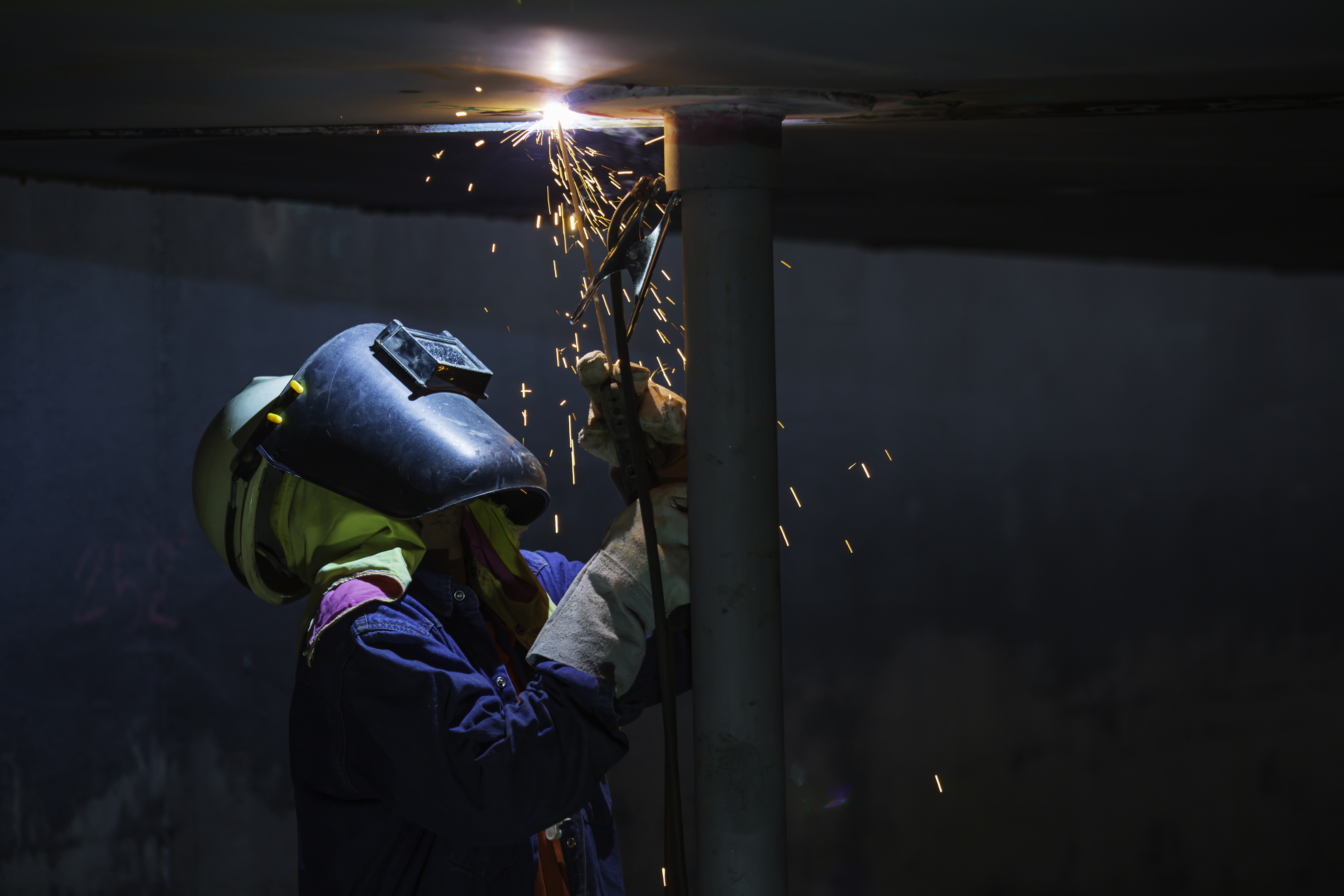 https://disprosol.es/resources/headers/welding-male-worker-metal-is-part-of-machinery-plate-roof-tank-beam-construction-flash-spark-inside-confined-spaces.jpg